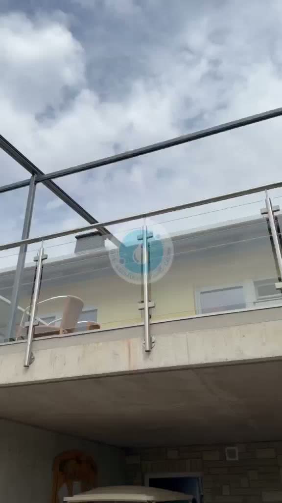 Gereinigte Glasbrüstung mit Spiegelung des Himmels in Nordhessen