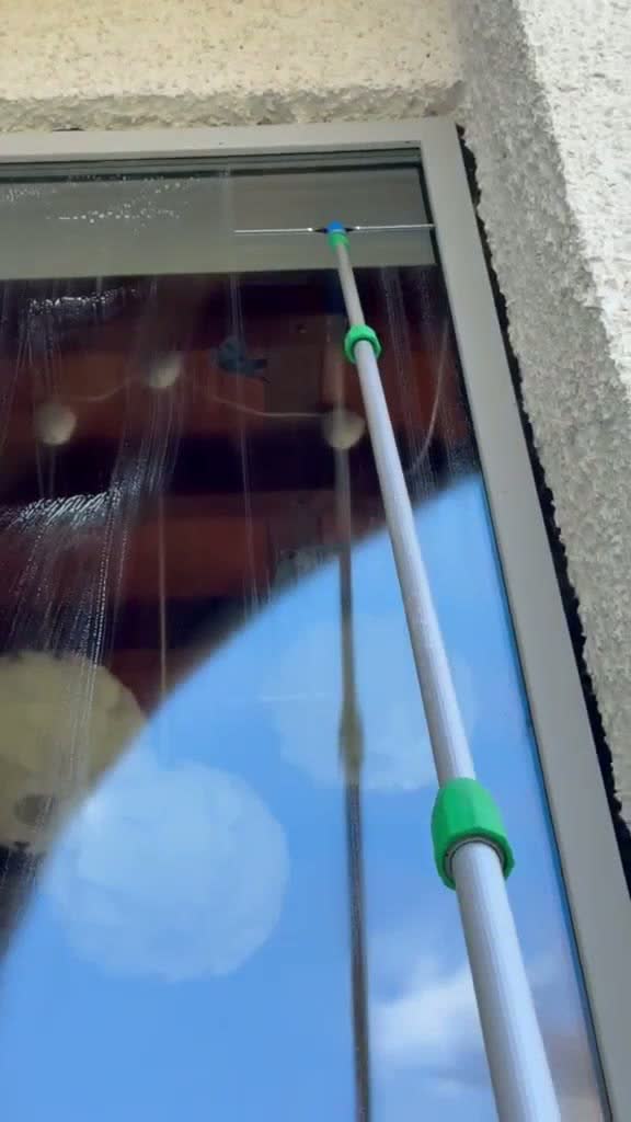 Detailaufnahme der Abzieher-Technik bei der Fensterreinigung in Kassel