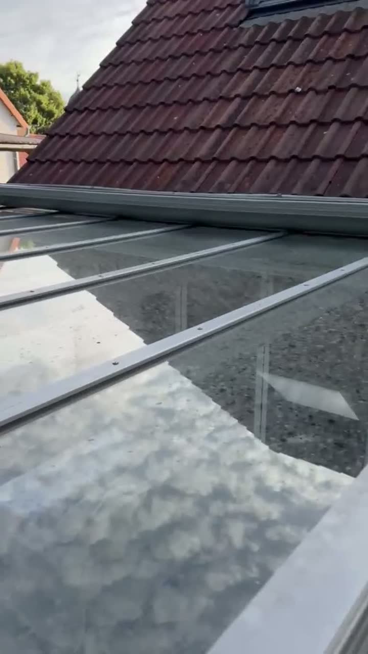 Reinigung eines verschmutzten Terrassendachs aus Glas in Nordhessen