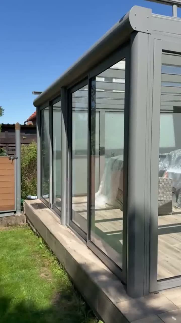 Klares Glasdach eines Wintergartens nach professioneller Reinigung in Nordhessen