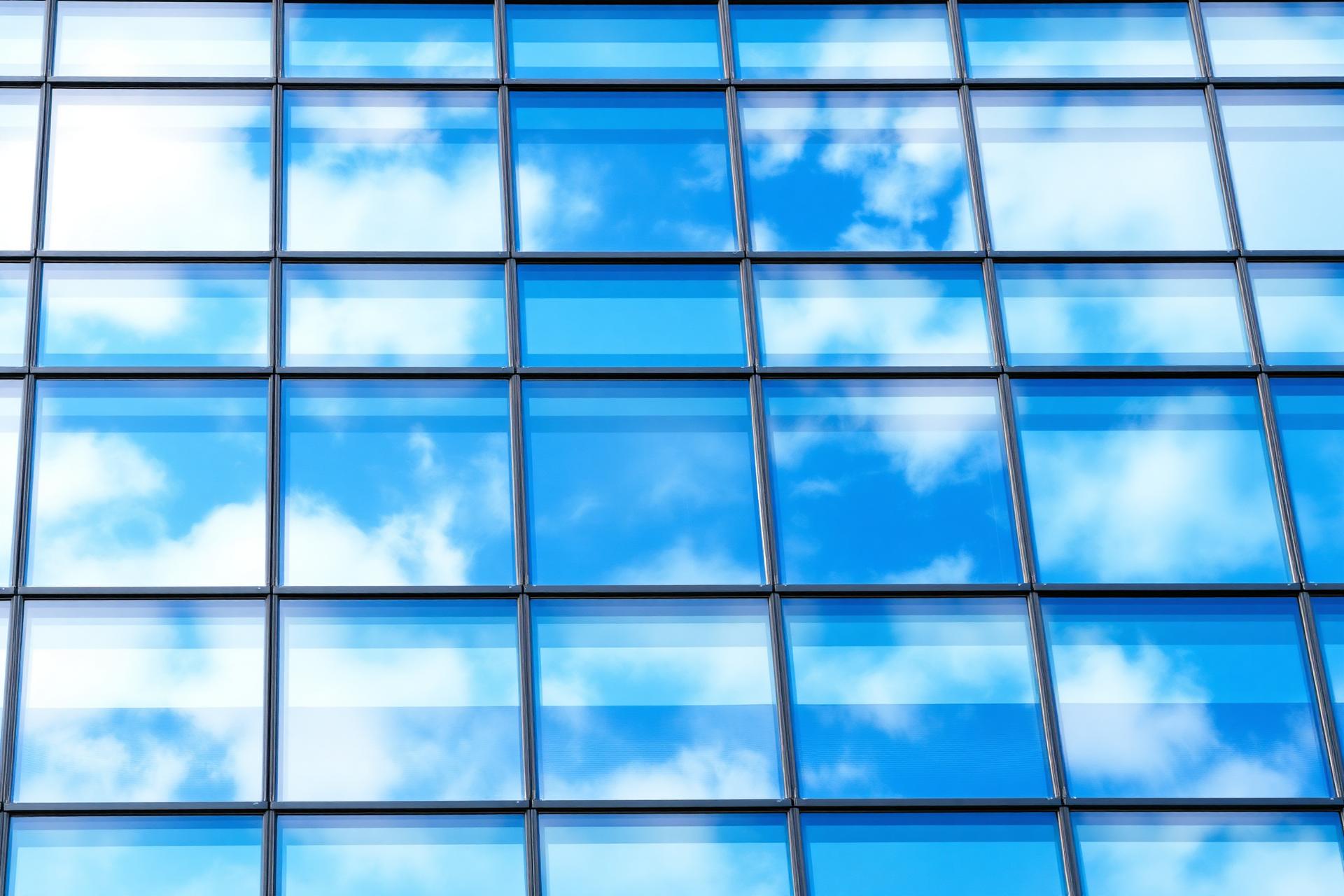 Streifenfreie Glasreinigung an einer Fensterfront in Kassel